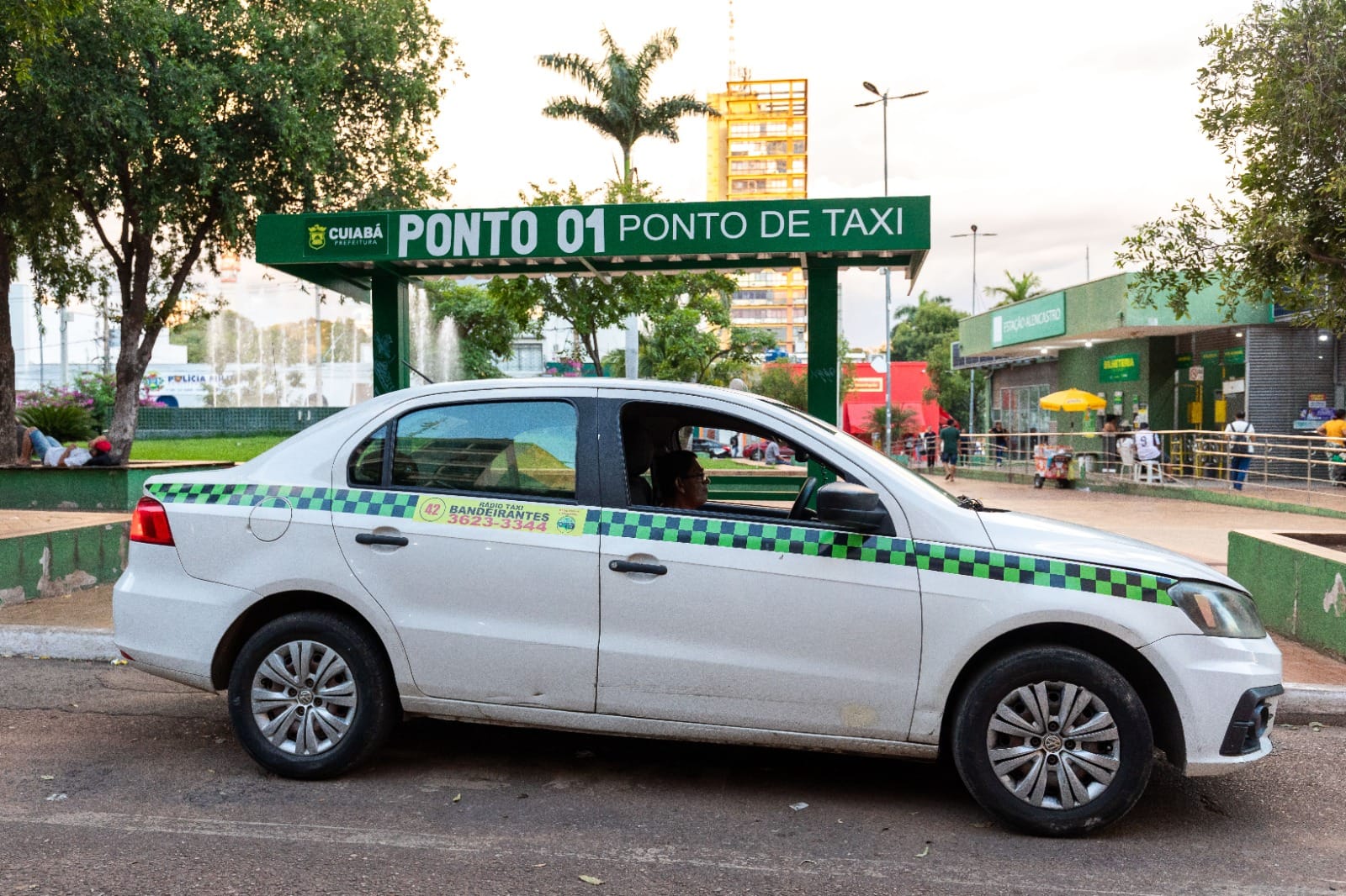 Prefeitura estuda projeto para permitir publicidade em táxis e ampliar renda dos profissionais