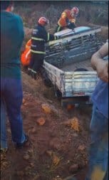 Caminhonete capota e homem fica preso às ferragens em cidade do interior de MT