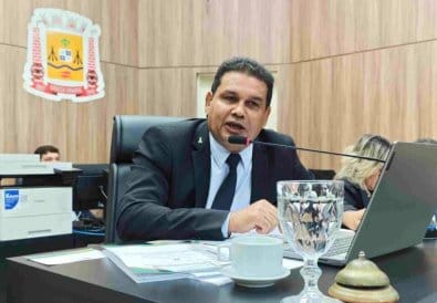 Prefeita é cobrada por decreto que transfere respostas à Câmara de Várzea Grande
