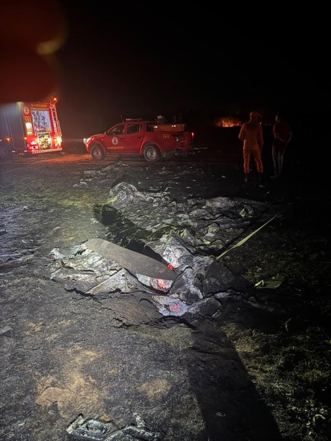 Duas pessoas morrem após avião cair e explodir em cidade do interior de Mato Grosso