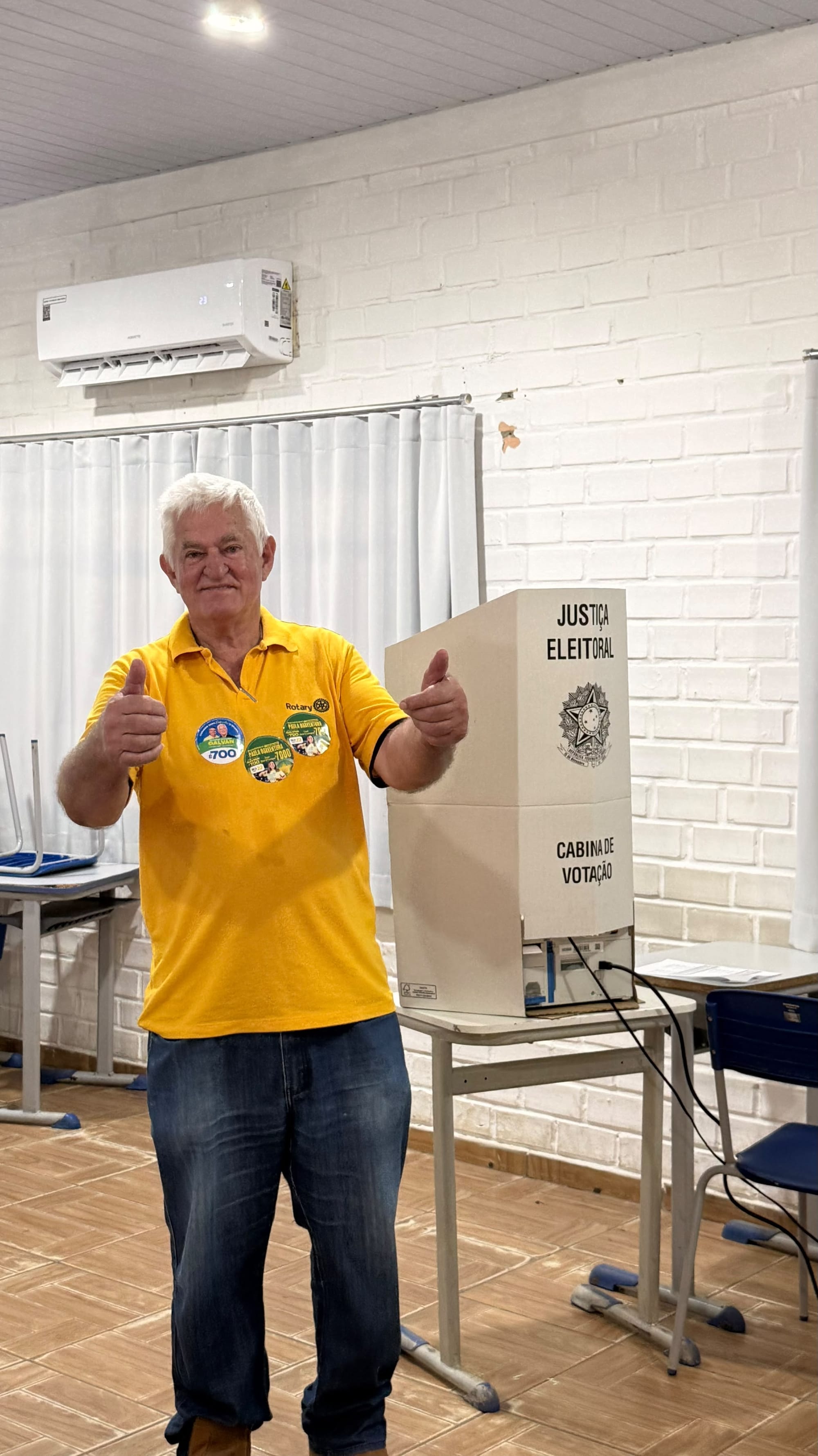 Candidato ao Senado, Galvan vota em escola Estadual