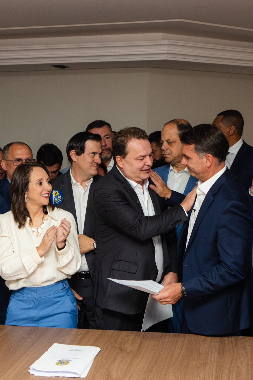 Max entrega carta com apoio de 18 deputados a Flávio Bolsonaro; veja vídeo