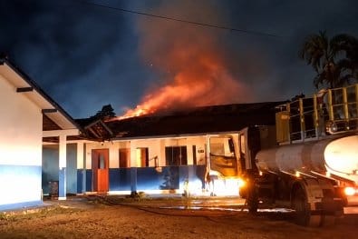 Vídeo mostra escola sendo consumida por incêndio em Aripuanã