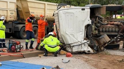 Veículo de carga tomba e deixa uma pessoa morta na BR-163, em Sorriso