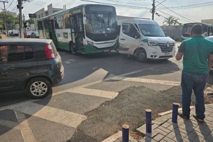 Colisão entre van e ônibus bloqueia cruzamento no Centro de Cuiabá