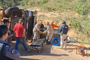 Tombamento de carreta na “Curva do S” deixa motorista ferido e encarcerado