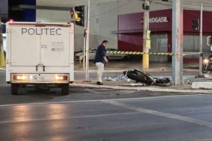 Motociclista morre após colidir com poste na Avenida Fernando Corrêa, em Cuiabá