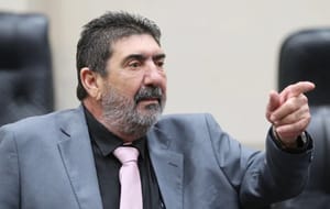 Deputado chama presidente dos EUA de "doido" ao taxar produtos do Brasil