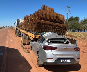 Motorista morre após bater em carreta parada em acostamento de rodovia de Mato Grosso