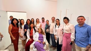 Deputado Dr. João cumpre promessa e entrega 15 poltronas ao setor de oncologia