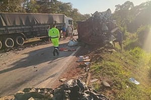 Acidente entre van e caminhão mata jovem na hora em rodovia de Mato Grosso