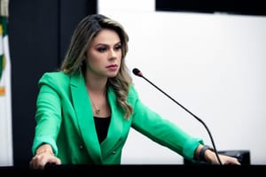 Michelly chama EP de "caloteiro" por não pagar empresa com dinheiro em caixa