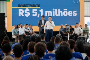 Mauro Mendes anuncia licitação e 100% das escolas estaduais terão quadras