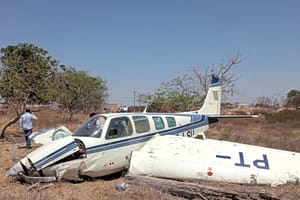 Avião cai em pista de cidade de Mato Grosso e três pessoas escapam da morte