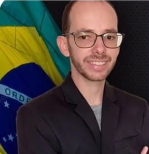 Vereador debocha de jornalista com distúrbio neurológico após crítica por votação