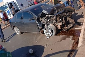 Motorista de Corolla sofre convulsão, bate em carro e derruba poste em VG