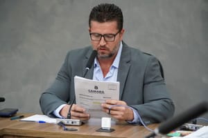 Juiz barra ação e mantém lei  que veta trans em competições femininas