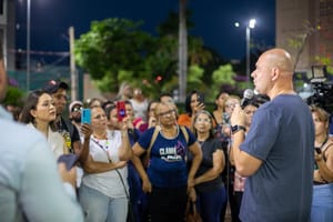 Em reunião na praça, Abilio reforça diálogo e busca consenso com servidores