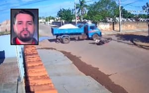 Jovem não consegue parar, cai de moto e morre esmagado por caminhão em cidade de MT