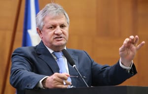 Líder chama de 'injusta' atitude de Assis e Gisela em não abrir vaga para suplentes