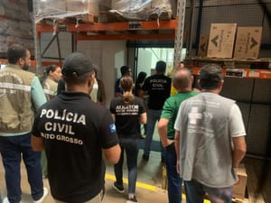 Polícia Civil apreende mais de 7 mil whiskies com suspeita de adulteração em Várzea Grande