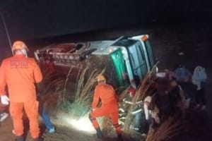 Ônibus com 35 passageiros tomba em rodovia federal de Mato Grosso e deixa 2 feridos