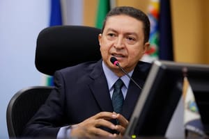 Conselheiro pede vista e adia julgamento de contas