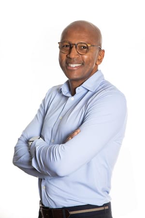 Transformar estruturas: o caminho da educação ao emprego para reduzir desigualdades raciais