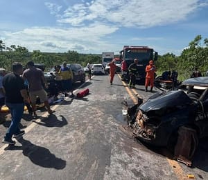 Acidente grave na Estrada da Guia fere seis pessoas; resgate aéreo é acionado