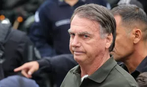 Vídeo mostra Bolsonaro dormindo com crise de soluço
