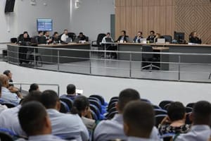 Defesa de policial civil pede afastamento de juíza após confusão durante júri popular