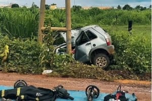 Mulher perde controle do veiculo, colide em poste e morre em cidade do interior de MT