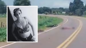 Garupa morre em acidente após caminhão fazer manobra proibida e derrubar moto