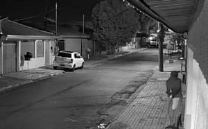 Suspeito de provocar incêndio em portão é procurado pela polícia; família relata susto