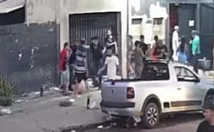 Homem é atingido por disparo à queima-roupa durante briga em frente a uma distribuidora