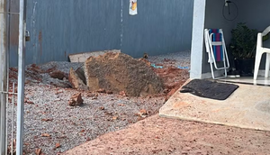 Fossa explode em MT após jovem usar fogo para aquecer cano durante reparo