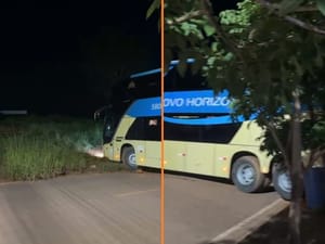 Ônibus desgovernado cruza a BR-163 e atinge casa no interior de Mato Grosso