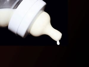 Bebê de quatro meses morre após se engasgar com leite em Cuiabá; DHPP investiga