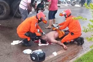 Caminhão enrosca em fios e motorista leva choque em bairro de Cuiabá