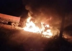 Acidente envolvendo três carretas em MT deixa motorista morto carbonizado