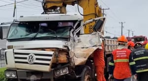 Motorista fica preso às ferragens após colisão entre dois caminhões em rodovia