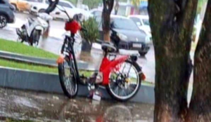 Bebê de cinco meses morre após colisão entre bicicleta elétrica e caminhonete