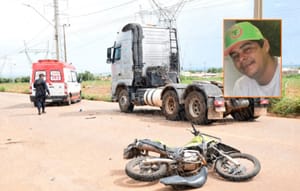 Motociclista colide com caminhão e morre no hospital