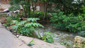 Equipe técnica visita local onde terão início as obras de drenagem no bairro Alameda