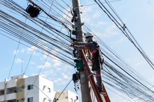 Operação remove cabos abandonados da Isaac Póvoas neste domingo