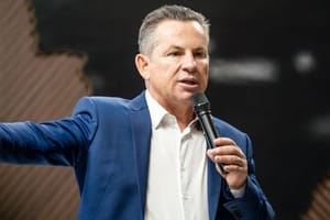 Mauro Mendes diz que União Brasil não vai liberar nenhum vereador para mudar de partido