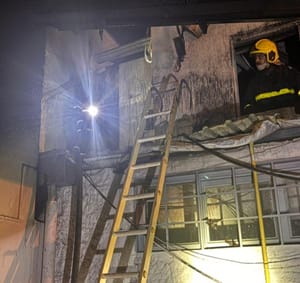 Incêndio atinge empresa e destrói carros em Cuiabá; ninguém ferido