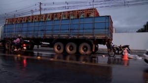 Homem morre na hora após bater motocicleta em carreta estacionada em Cuiabá