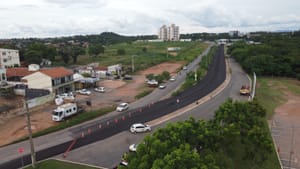 Prefeitura aplica microrrevestimento e melhora trafegabilidade na região do Parque das Águas