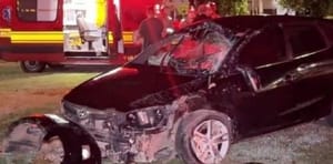 Veículo capota em rotatória e duas pessoas ficam feridas no interior